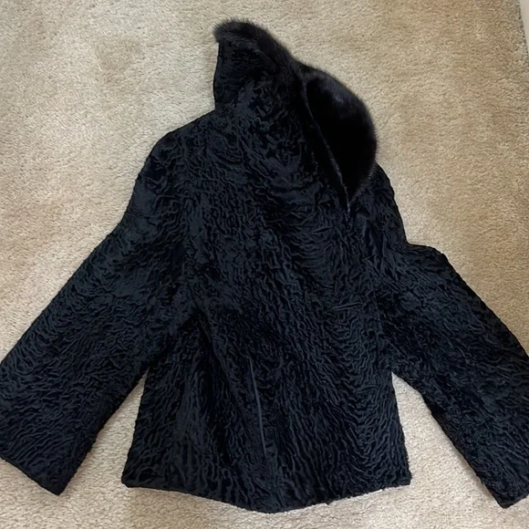 Vintage lambs fur coat with fur collar from Maple Furriers in Oak Park Illinois. - Picture 10 of 11